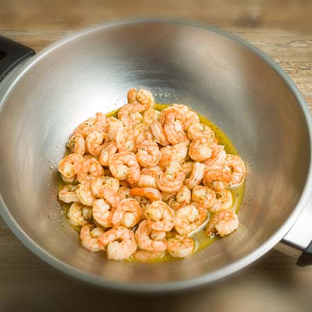 How to cook shrimp in a wok
